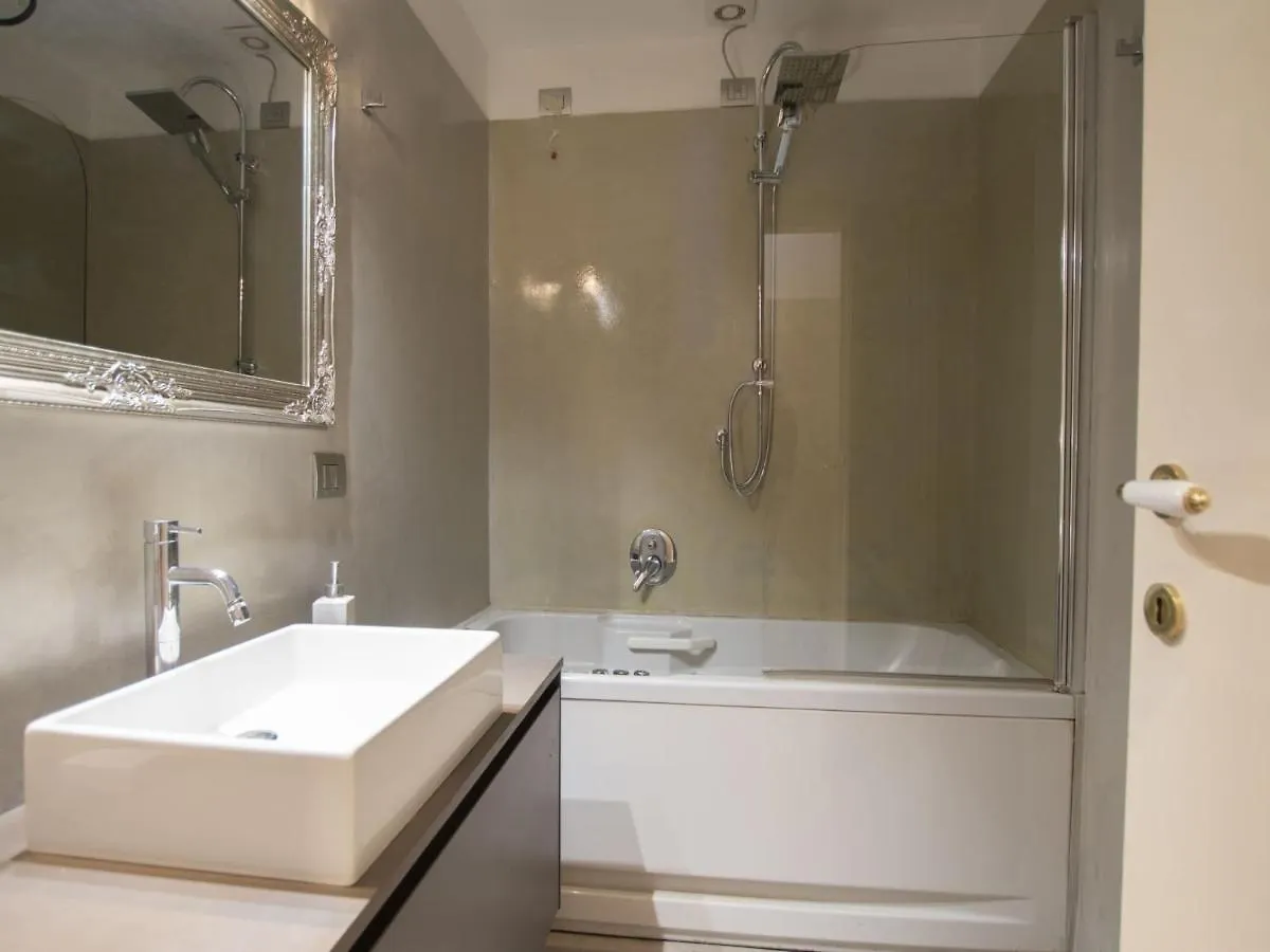 The Best Rent - Cozy Two-Bedroom Apartment In Porta Romana District 밀라노 0*,
